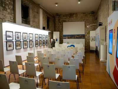 Entriamo e visitiamo la galleria partendo dagli spazi al piano terra, adibiti solitamente a sala conferenze